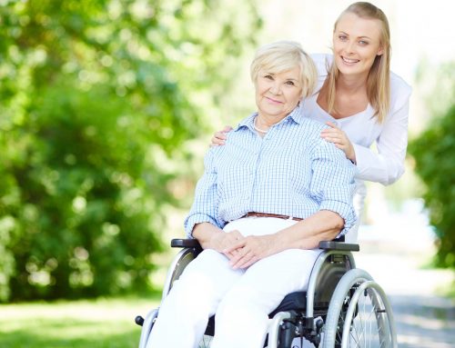 Ventajas de contratar un cuidador de mayores: 5 consejos para elegir al más adecuado