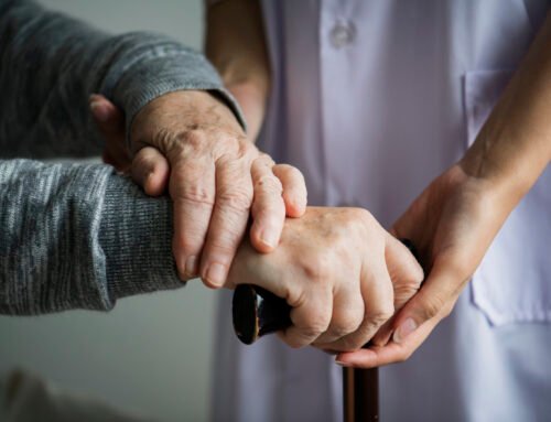 Qué tareas puede (y no puede) hacer una cuidadora de personas mayores en casa