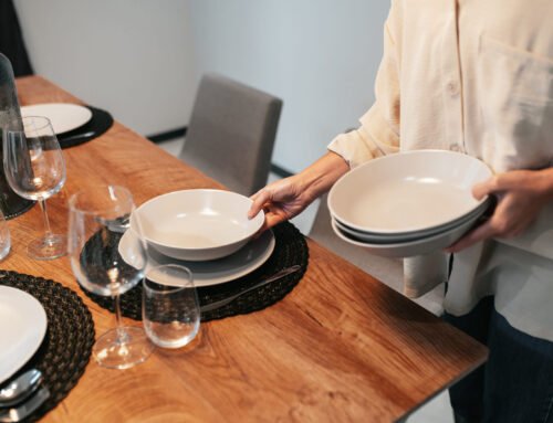 Cómo poner una mesa formal y protocolo de servicio en comidas para empleadas de hogar
