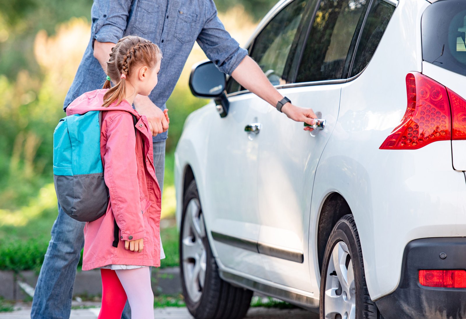 Chófer privado abriendo la puerta del coche a una familia en Madrid